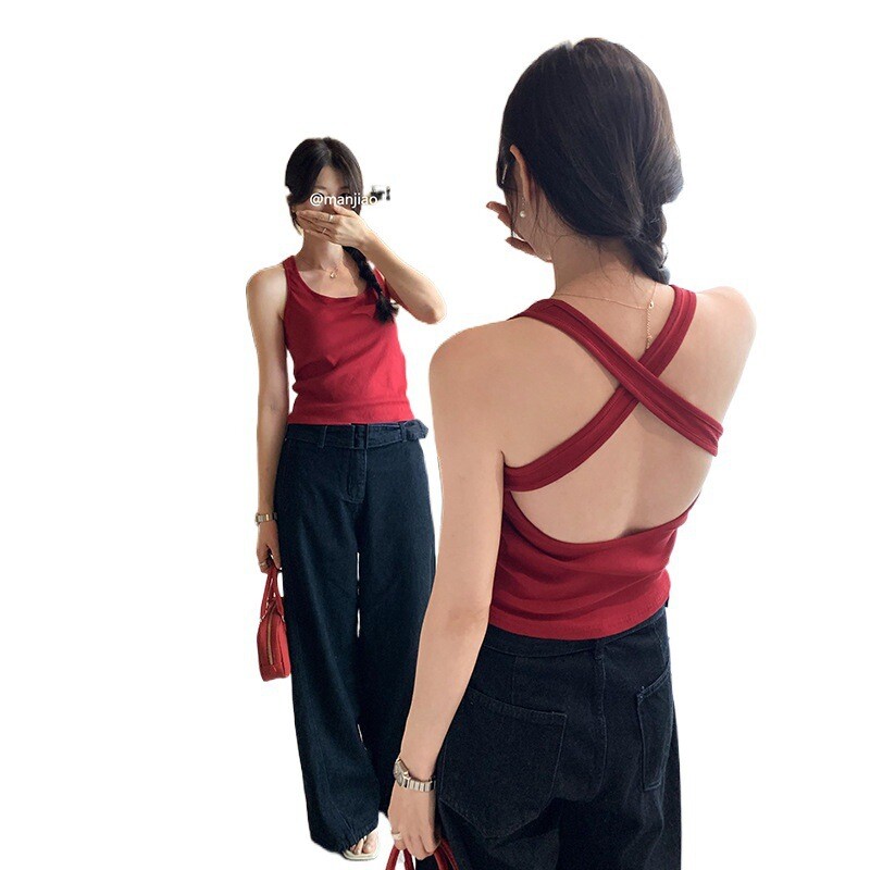 Φωτογραφία στις αρχές της άνοιξης του 2025, πραγματικές φωτογραφίες καυτού κοριτσιού, άνοιξη και καλοκαίρι, νέα αμερικανική καυτή κοπέλα με πλάτη χωρίς σταυρωτό λουράκι στο στήθος, σέξι αμάνικο τοπ