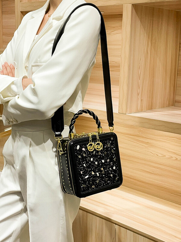 Дамска чанта Box, нов стил 2025, Yuhua Stone Heavy Industry, модна нишова темпераментна, висок клас, ръчна чанта през рамо, малка чанта през рамо