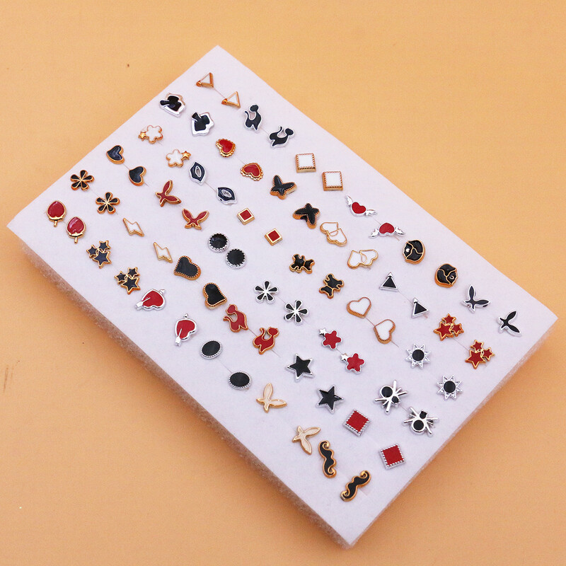 36 poros madingų, mielų, animacinių filmukų formos, mažų, atsitiktinai sumaišytų, auskarų su plastikine glazūra