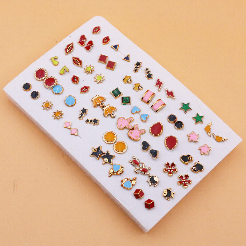 36 poros madingų, mielų, animacinių filmukų formos, mažų, atsitiktinai sumaišytų, auskarų su plastikine glazūra