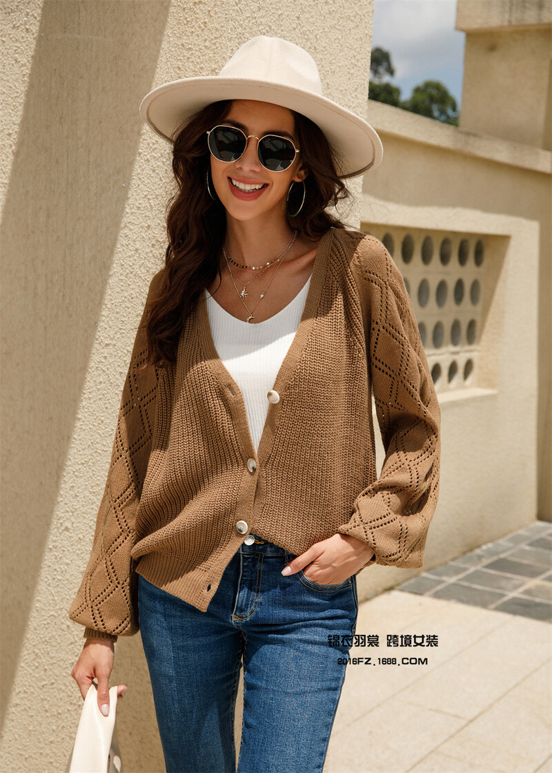 2025 m. pavasario užsienio prekybos Europos ir Amerikos moteriški megztiniai. Naujas megztinis, tuščiaviduris megztas kardiganas su sagomis, švarkas.