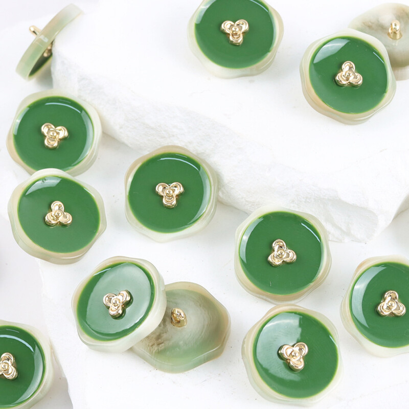 Klasikinis švarkas su netaisyklingomis sagomis, 6 vnt. aukštos kokybės metalo ir dervos su pinta sagtimi ir dekoratyvine sagtimi, aukštos kokybės su netaisyklingomis metalinėmis ir dervos sagtimis.