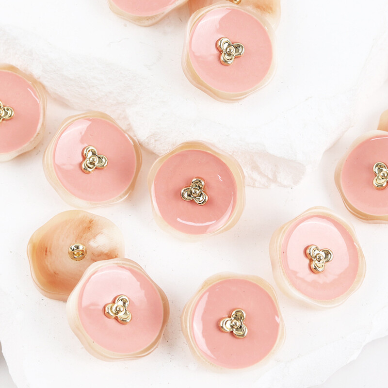 Klasikinis švarkas su netaisyklingomis sagomis, 6 vnt. aukštos kokybės metalo ir dervos su pinta sagtimi ir dekoratyvine sagtimi, aukštos kokybės su netaisyklingomis metalinėmis ir dervos sagtimis.