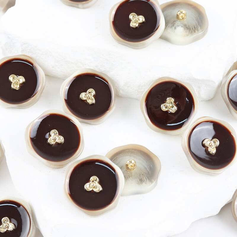 Klasikinis švarkas su netaisyklingomis sagomis, 6 vnt. aukštos kokybės metalo ir dervos su pinta sagtimi ir dekoratyvine sagtimi, aukštos kokybės su netaisyklingomis metalinėmis ir dervos sagtimis.