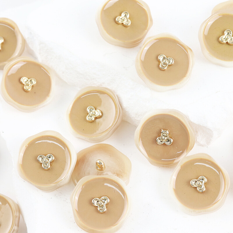 Klasikinis švarkas su netaisyklingomis sagomis, 6 vnt. aukštos kokybės metalo ir dervos su pinta sagtimi ir dekoratyvine sagtimi, aukštos kokybės su netaisyklingomis metalinėmis ir dervos sagtimis.