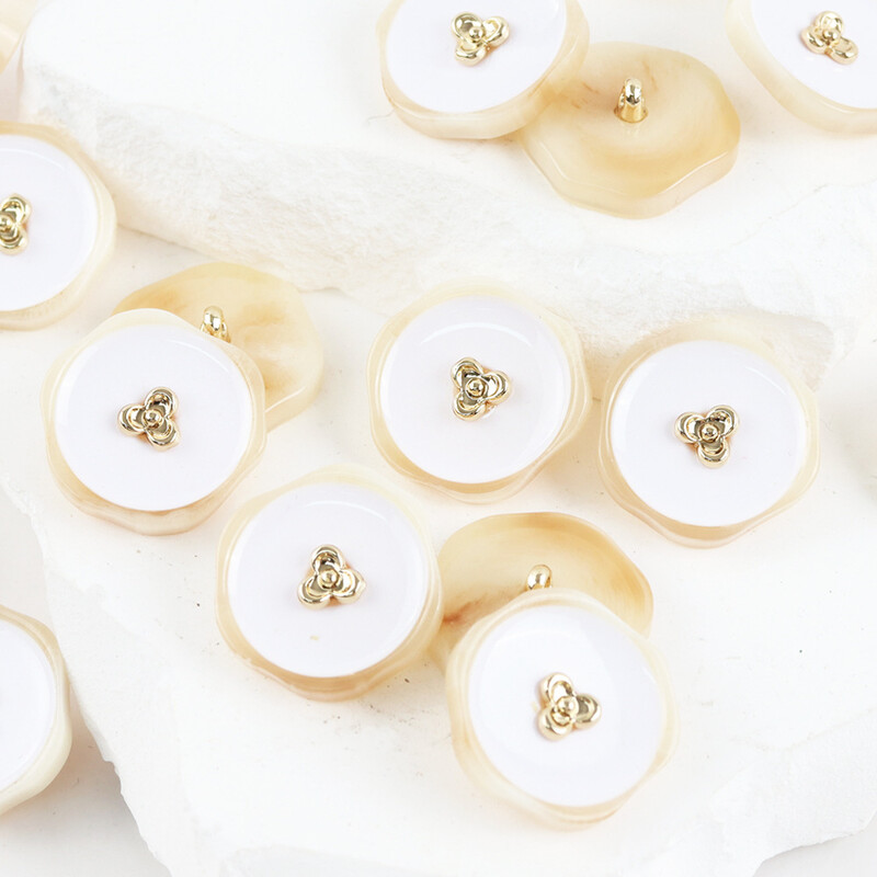 Klasikinis švarkas su netaisyklingomis sagomis, 6 vnt. aukštos kokybės metalo ir dervos su pinta sagtimi ir dekoratyvine sagtimi, aukštos kokybės su netaisyklingomis metalinėmis ir dervos sagtimis.