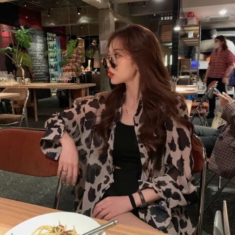 Moteriškų margintų drabužių tendencija 2024 m., nauja pavasario-rudens retro Honkongo stiliaus niša, šaltas stilius, ilgomis rankovėmis palaidinės