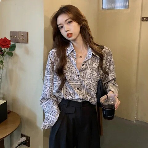 Moteriškų margintų drabužių tendencija 2024 m., nauja pavasario-rudens retro Honkongo stiliaus niša, šaltas stilius, ilgomis rankovėmis palaidinės