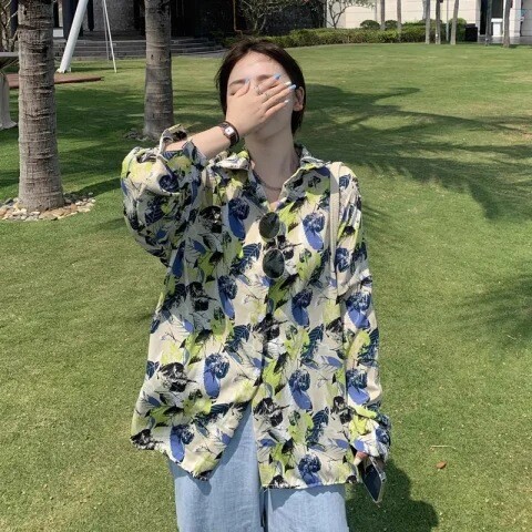 Moteriškų margintų drabužių tendencija 2024 m., nauja pavasario-rudens retro Honkongo stiliaus niša, šaltas stilius, ilgomis rankovėmis palaidinės