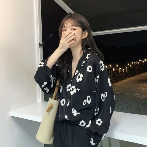 Moteriškų margintų drabužių tendencija 2024 m., nauja pavasario-rudens retro Honkongo stiliaus niša, šaltas stilius, ilgomis rankovėmis palaidinės