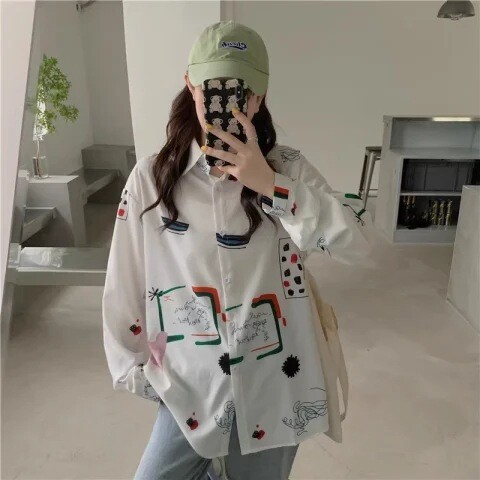 Moteriškų margintų drabužių tendencija 2024 m., nauja pavasario-rudens retro Honkongo stiliaus niša, šaltas stilius, ilgomis rankovėmis palaidinės