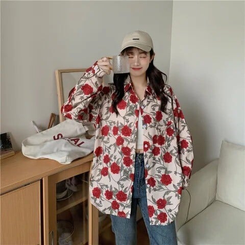 Moteriškų margintų drabužių tendencija 2024 m., nauja pavasario-rudens retro Honkongo stiliaus niša, šaltas stilius, ilgomis rankovėmis palaidinės