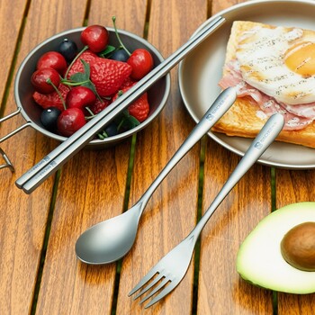 Trijų dalių gryno titano šaukštų, lazdelių ir šakučių rinkinys, nešiojami titano stalo įrankiai stovyklavimui, titano lydinio, metalinės lazdelės, šakutė, šaukštas ir kelioniniai įrankiai.