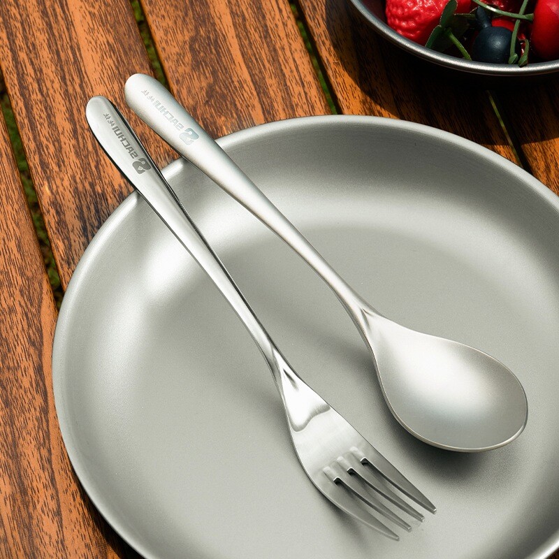 Trijų dalių gryno titano šaukštų, lazdelių ir šakučių rinkinys, nešiojami titano stalo įrankiai stovyklavimui, titano lydinio, metalinės lazdelės, šakutė, šaukštas ir kelioniniai įrankiai.