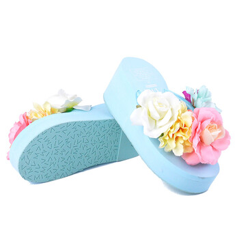 Jaunas vasaras pludmales iešļūcenes, roku darbs, uz platformas, ar biezu zoli un krāsainu apdruku, ar paaugstinātu augstumu, sievietēm, virsdrēbes