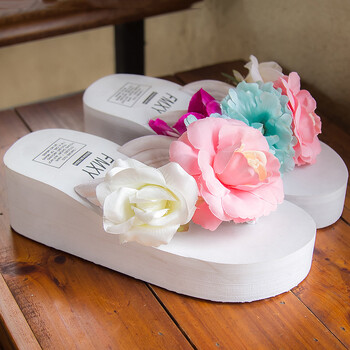 Jaunas vasaras pludmales iešļūcenes, roku darbs, uz platformas, ar biezu zoli un krāsainu apdruku, ar paaugstinātu augstumu, sievietēm, virsdrēbes