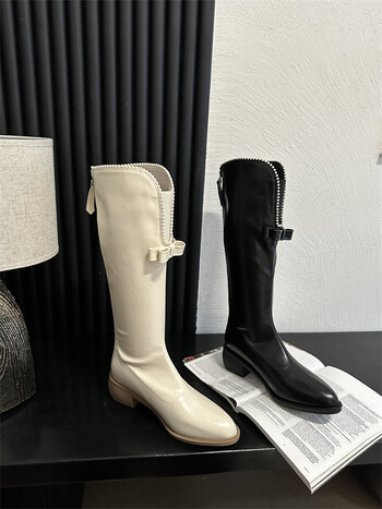 Liekninamieji aulinukai storais kulnais ir V formos iškirpte smulkaus sudėjimo moterims, riterio stiliaus aulinukai, ilgi balti „Chanel“ stiliaus aulinukai su perlų juostele moterims