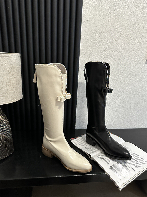 Liekninamieji aulinukai storais kulnais ir V formos iškirpte smulkaus sudėjimo moterims, riterio stiliaus aulinukai, ilgi balti „Chanel“ stiliaus aulinukai su perlų juostele moterims