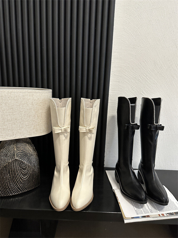 Liekninamieji aulinukai storais kulnais ir V formos iškirpte smulkaus sudėjimo moterims, riterio stiliaus aulinukai, ilgi balti „Chanel“ stiliaus aulinukai su perlų juostele moterims