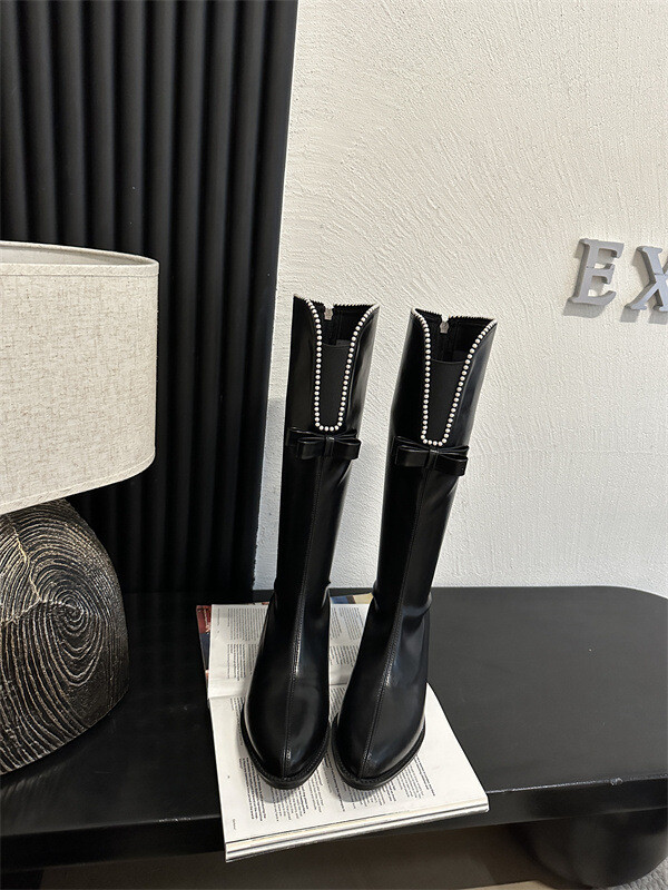 Liekninamieji aulinukai storais kulnais ir V formos iškirpte smulkaus sudėjimo moterims, riterio stiliaus aulinukai, ilgi balti „Chanel“ stiliaus aulinukai su perlų juostele moterims