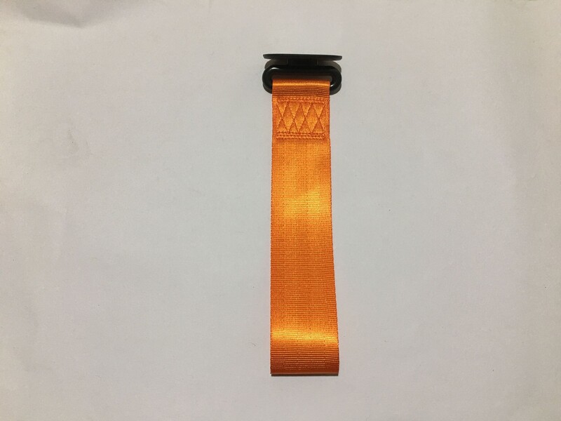 Lipdukas su automobilio vilkimo virve, modifikuotas automobilio priekis, priekinio bamperio draudimas, vilkimo virvė, moderni asmenybė, rankų darbo serpantino dekoracija