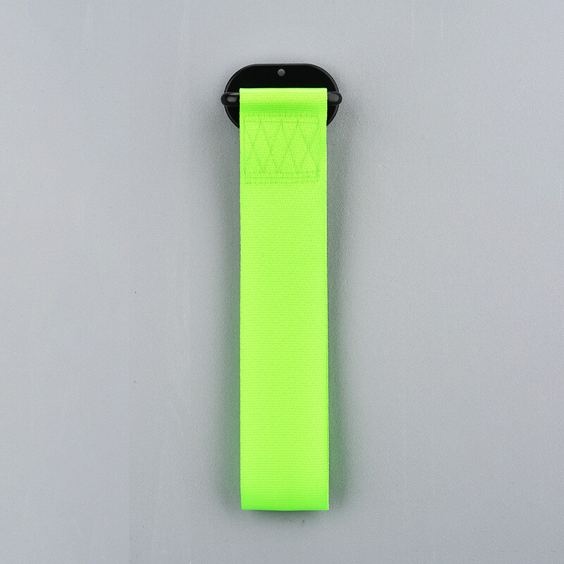 Lipdukas su automobilio vilkimo virve, modifikuotas automobilio priekis, priekinio bamperio draudimas, vilkimo virvė, moderni asmenybė, rankų darbo serpantino dekoracija