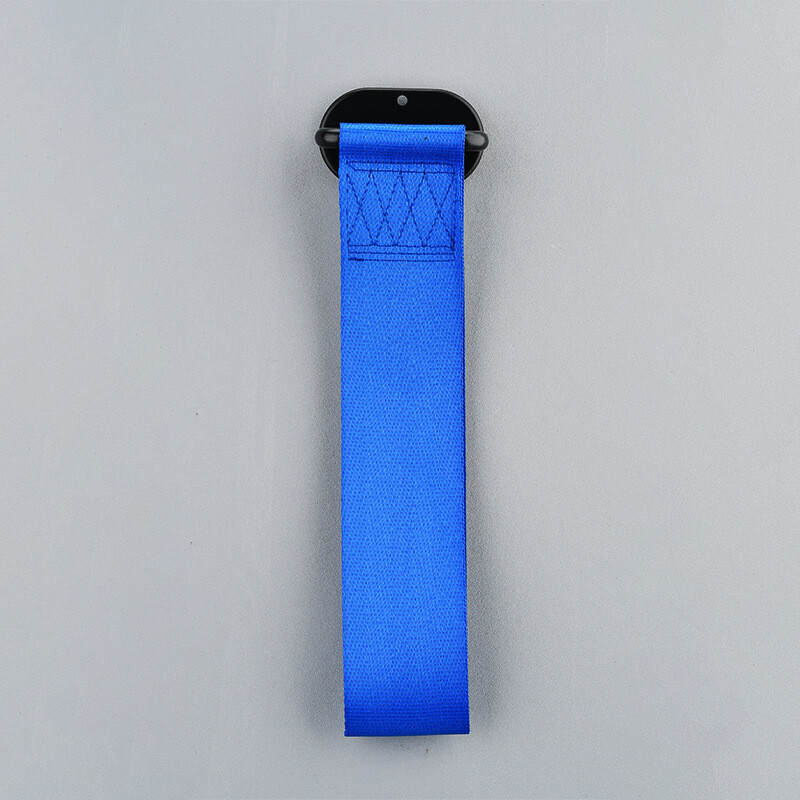 Lipdukas su automobilio vilkimo virve, modifikuotas automobilio priekis, priekinio bamperio draudimas, vilkimo virvė, moderni asmenybė, rankų darbo serpantino dekoracija