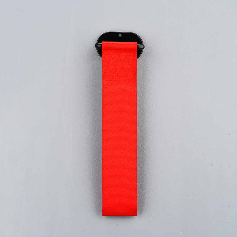 Lipdukas su automobilio vilkimo virve, modifikuotas automobilio priekis, priekinio bamperio draudimas, vilkimo virvė, moderni asmenybė, rankų darbo serpantino dekoracija