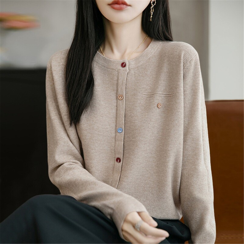 Korėjietiško stiliaus, subtilaus stiliaus, spalvingas megztas kardiganas su sagomis, moteriškas ankstyvo rudens, laisvas, lieknas, apvaliu kaklu ir ilgomis rankovėmis, populiariausia mamoms.