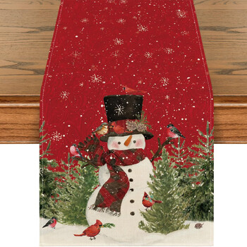 Kalėdinė atmosfera, lininis stalo takelis, tarpsieninis, populiarus Kalėdų eglutės ir restorano staltiesės raštas su Kalėdų Senelio raštu.