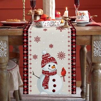 Kalėdinė atmosfera, lininis stalo takelis, tarpsieninis, populiarus Kalėdų eglutės ir restorano staltiesės raštas su Kalėdų Senelio raštu.