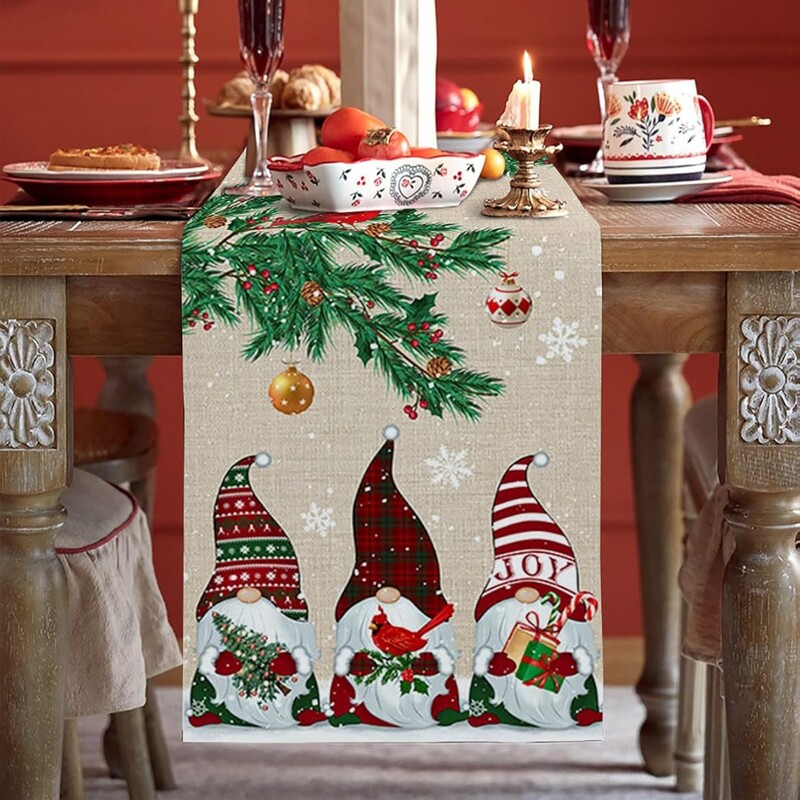 Kalėdinė atmosfera, lininis stalo takelis, tarpsieninis, populiarus Kalėdų eglutės ir restorano staltiesės raštas su Kalėdų Senelio raštu.