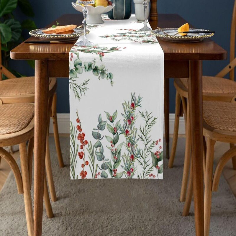 Kalėdinė atmosfera, lininis stalo takelis, tarpsieninis, populiarus Kalėdų eglutės ir restorano staltiesės raštas su Kalėdų Senelio raštu.