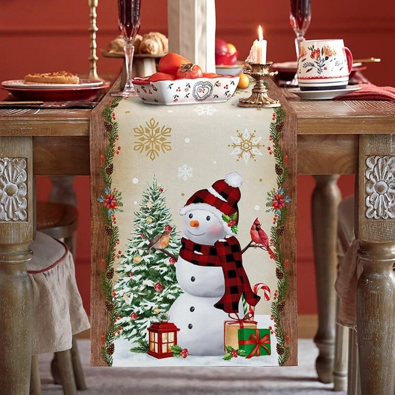 Kalėdinė atmosfera, lininis stalo takelis, tarpsieninis, populiarus Kalėdų eglutės ir restorano staltiesės raštas su Kalėdų Senelio raštu.
