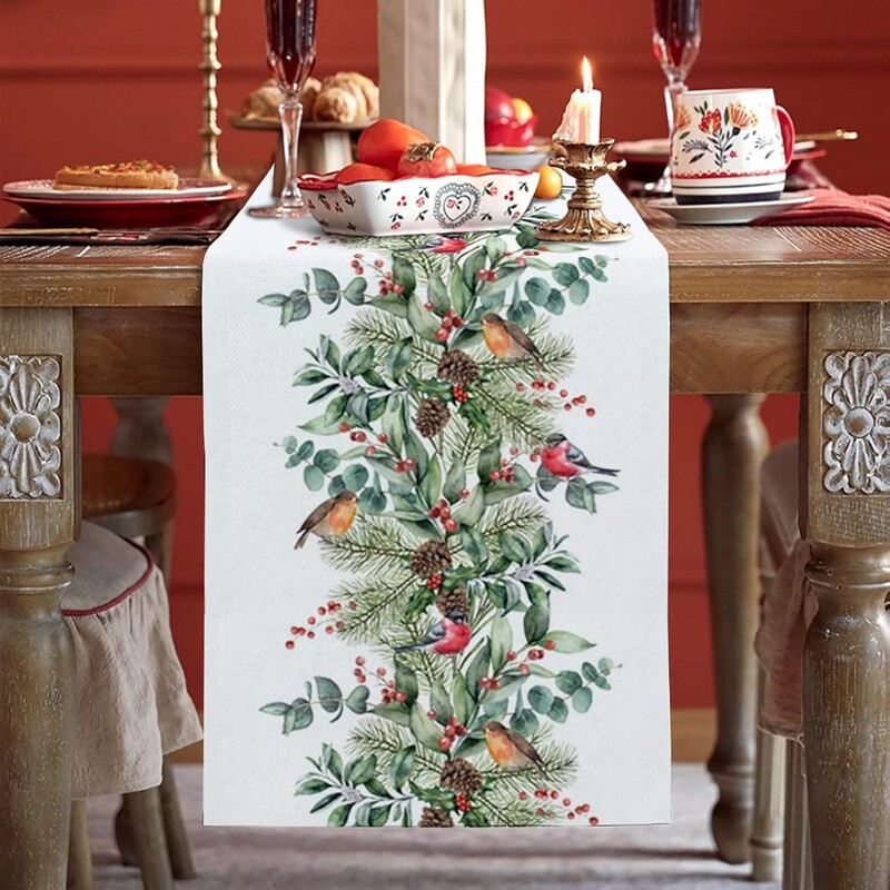 Kalėdinė atmosfera, lininis stalo takelis, tarpsieninis, populiarus Kalėdų eglutės ir restorano staltiesės raštas su Kalėdų Senelio raštu.