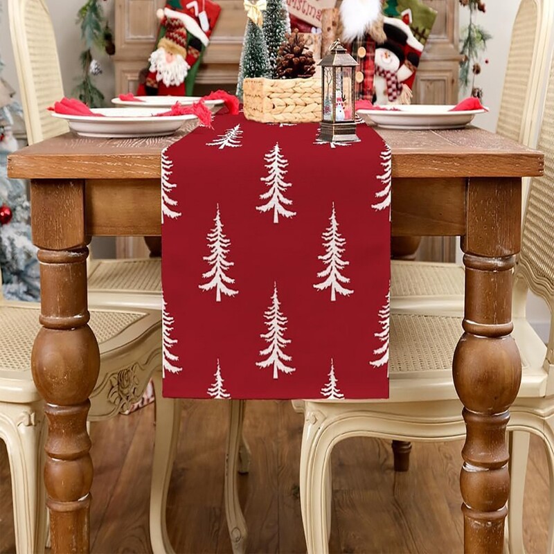 Kalėdinė atmosfera, lininis stalo takelis, tarpsieninis, populiarus Kalėdų eglutės ir restorano staltiesės raštas su Kalėdų Senelio raštu.