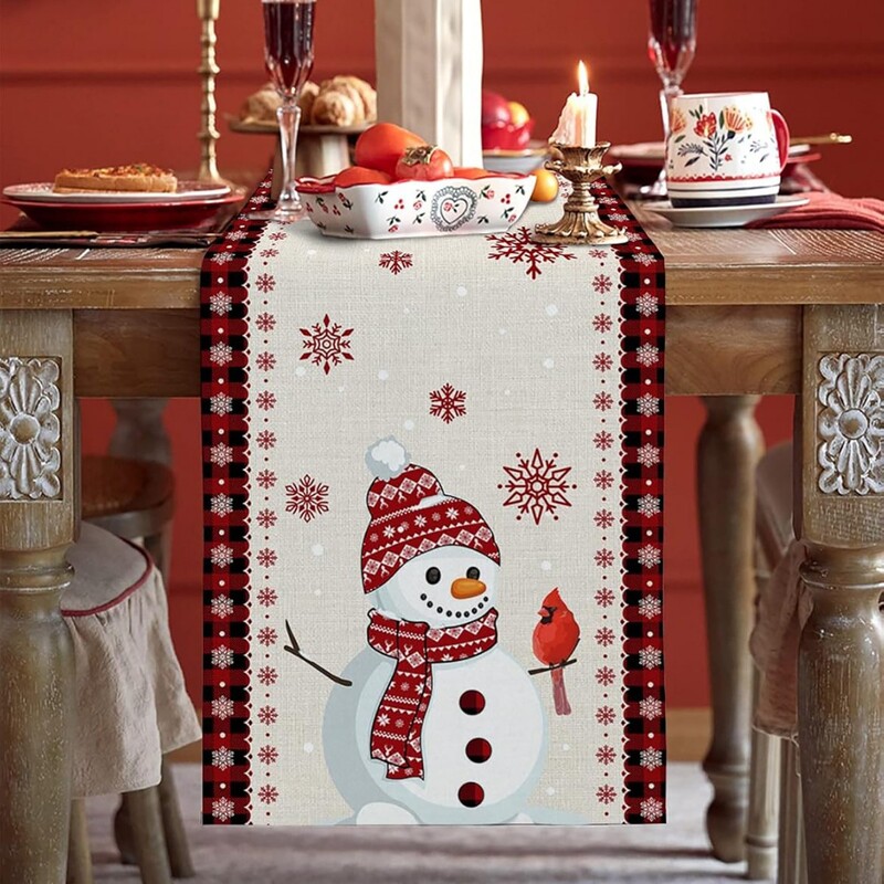 Kalėdinė atmosfera, lininis stalo takelis, tarpsieninis, populiarus Kalėdų eglutės ir restorano staltiesės raštas su Kalėdų Senelio raštu.