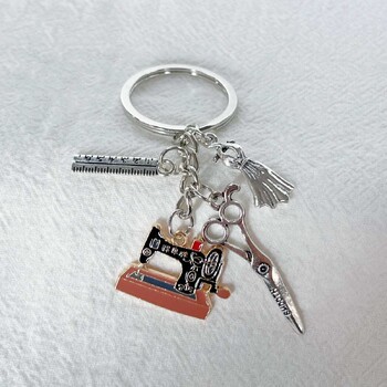 Õmblusmasina võtmehoidja ripats õlitilga sulamist rätsepa väikese kinkekaardiga