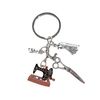 Õmblusmasina võtmehoidja ripats õlitilga sulamist rätsepa väikese kinkekaardiga