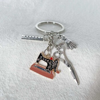 Õmblusmasina võtmehoidja ripats õlitilga sulamist rätsepa väikese kinkekaardiga