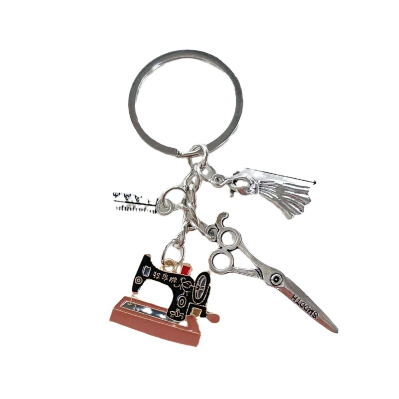 Õmblusmasina võtmehoidja ripats õlitilga sulamist rätsepa väikese kinkekaardiga