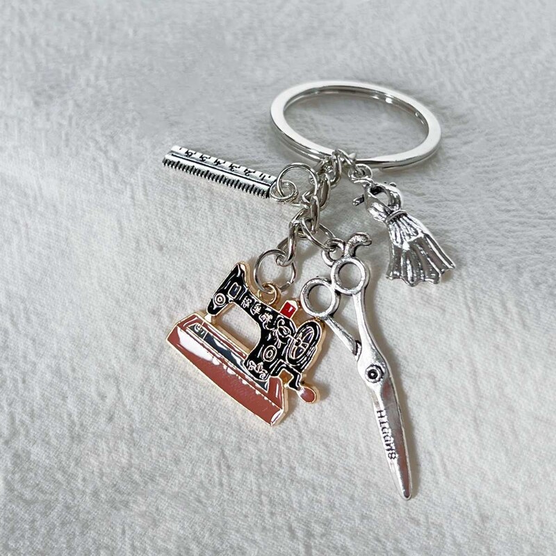 Õmblusmasina võtmehoidja ripats õlitilga sulamist rätsepa väikese kinkekaardiga