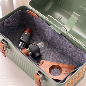 Подходящи за превръщане на кутии за обяд Stanley в калъфи за бариста с кожени дръжки, ръкавици, удароустойчива вътрешна подплата и скоби за тръбички за кафе за къмпинг.