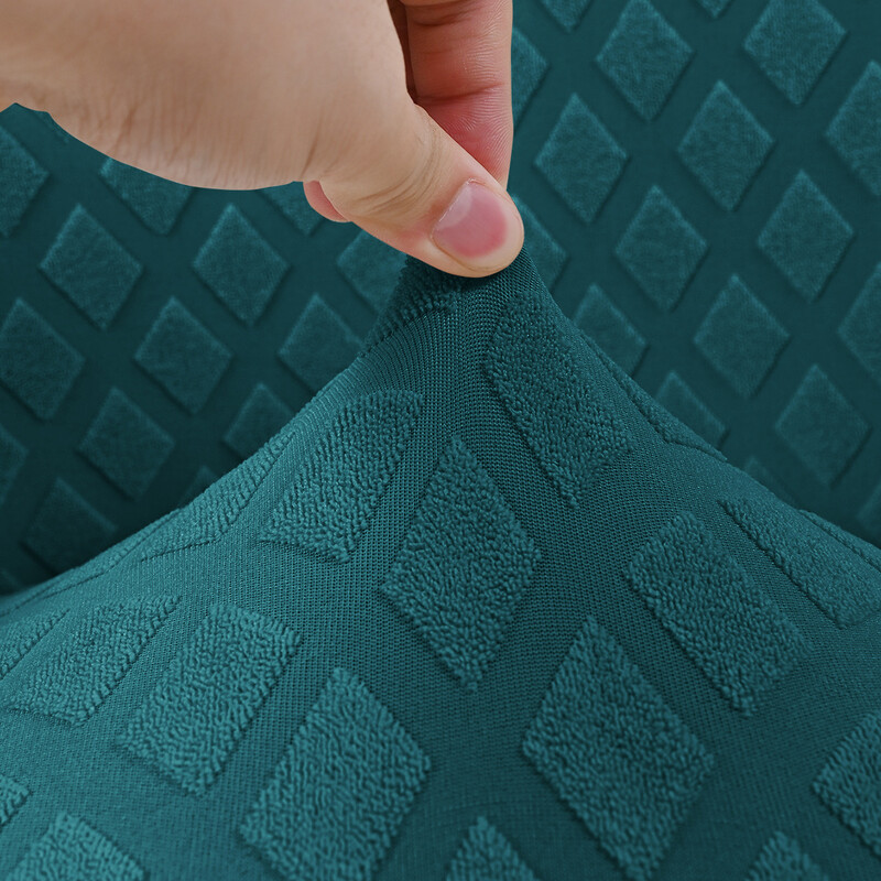 Elastinis, skersinis, žakardo, rombo formos kėdės užvalkalas, naujas, išlenktas, su aukštais porankiais ir elastingu, netaisyklingos formos viešbučio kėdės užvalkalu.