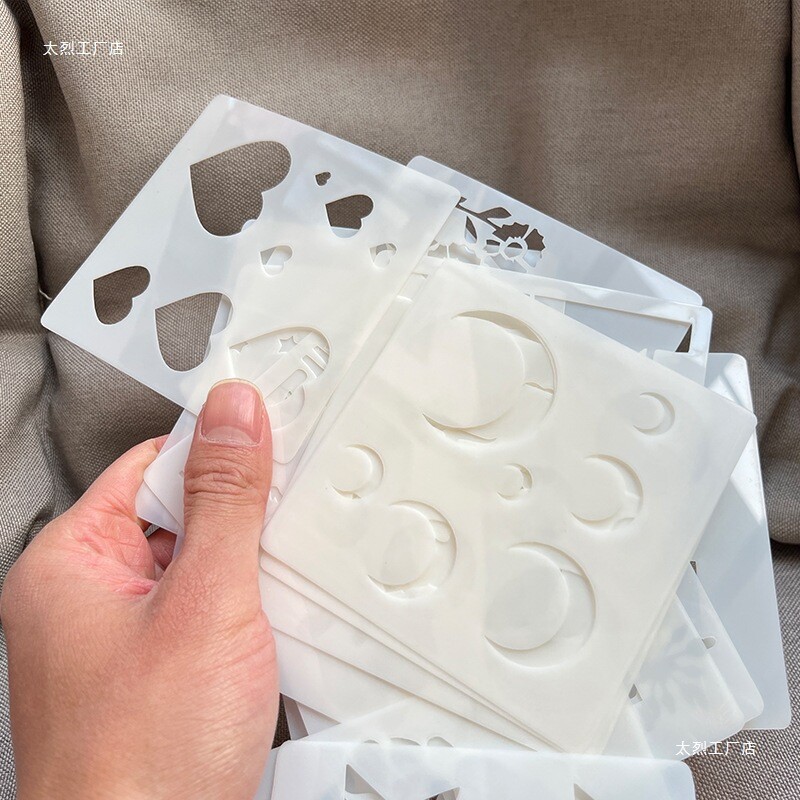 Šablonas apvaliam raižytam piešiniui dvigubai laimei, rankų darbo gimtadienio dovanai, aliejinei pastelei, mėnuliui ir saulei.