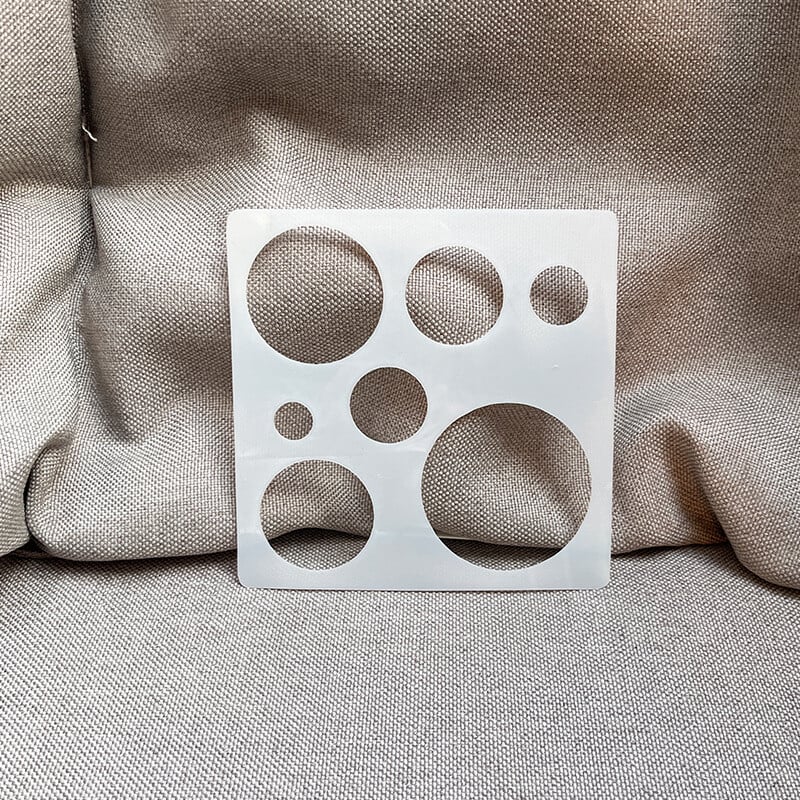 Šablonas apvaliam raižytam piešiniui dvigubai laimei, rankų darbo gimtadienio dovanai, aliejinei pastelei, mėnuliui ir saulei.