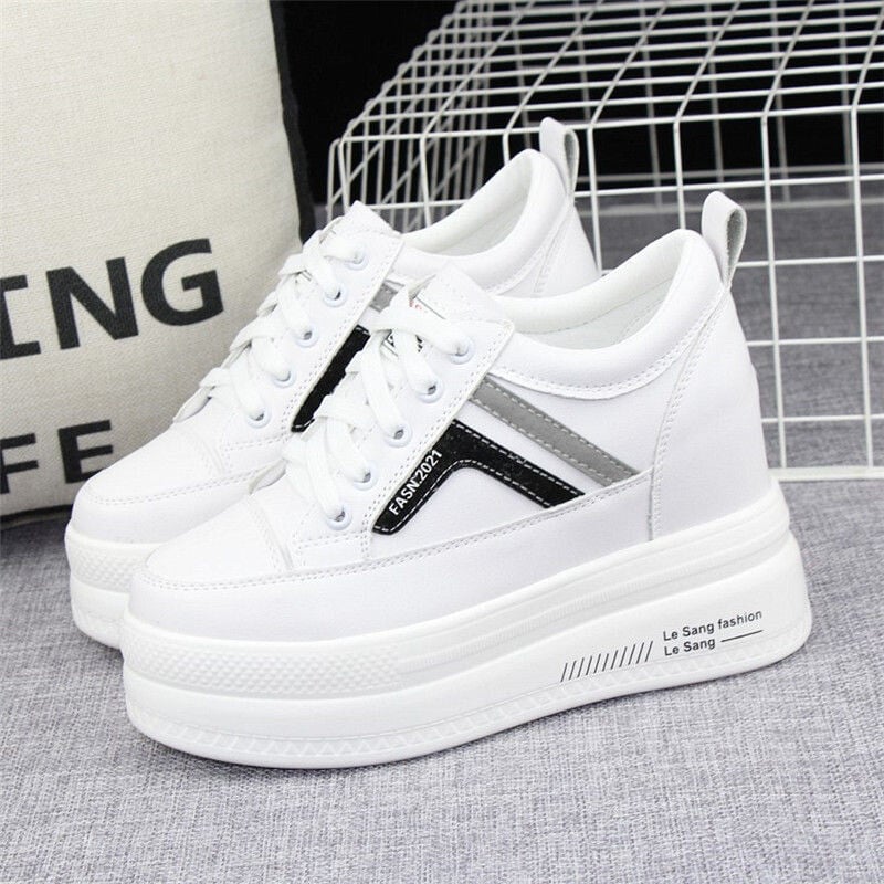 Дамски бели маратонки със скрит ток 10 см, нов модел пролет 2025, кожени, дебела подметка, ежедневни обувки, популярни онлайн, универсални, стягащи единични обувки