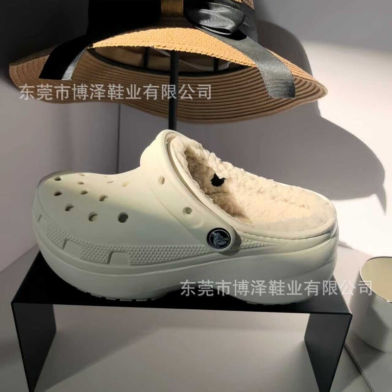 Sieviešu ziemas koka tupeles Corss 2025, ar "mākoņu" oderi, flīsa oderi, neslīdošu, mīkstu zoli, slēgtu purngalu, piemērotas valkāšanai mājās un ārpus telpām.