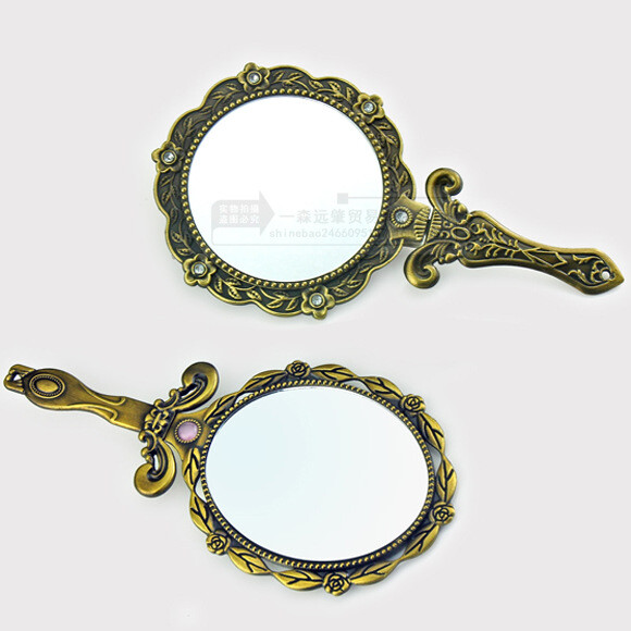 O oglindă mică portabilă cu mâner și motive de trandafiri în stil european, într-un stil vintage, perfectă pentru machiaj sau pentru ținute elegante. Un cadou minunat pentru îndrăgostiți sau pentru o zi de naștere.