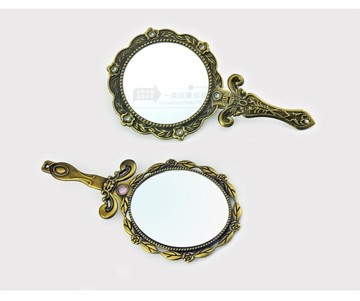 O oglindă mică portabilă cu mâner și motive de trandafiri în stil european, într-un stil vintage, perfectă pentru machiaj sau pentru ținute elegante. Un cadou minunat pentru îndrăgostiți sau pentru o zi de naștere.